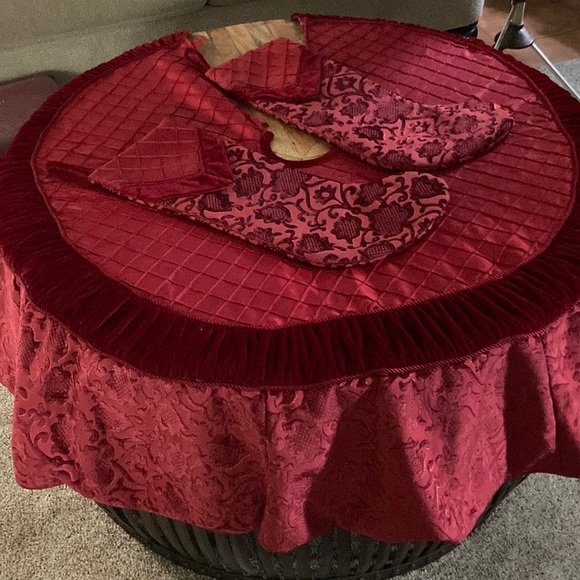 Large tree skirt with matching stockings - Picture 1 of 10